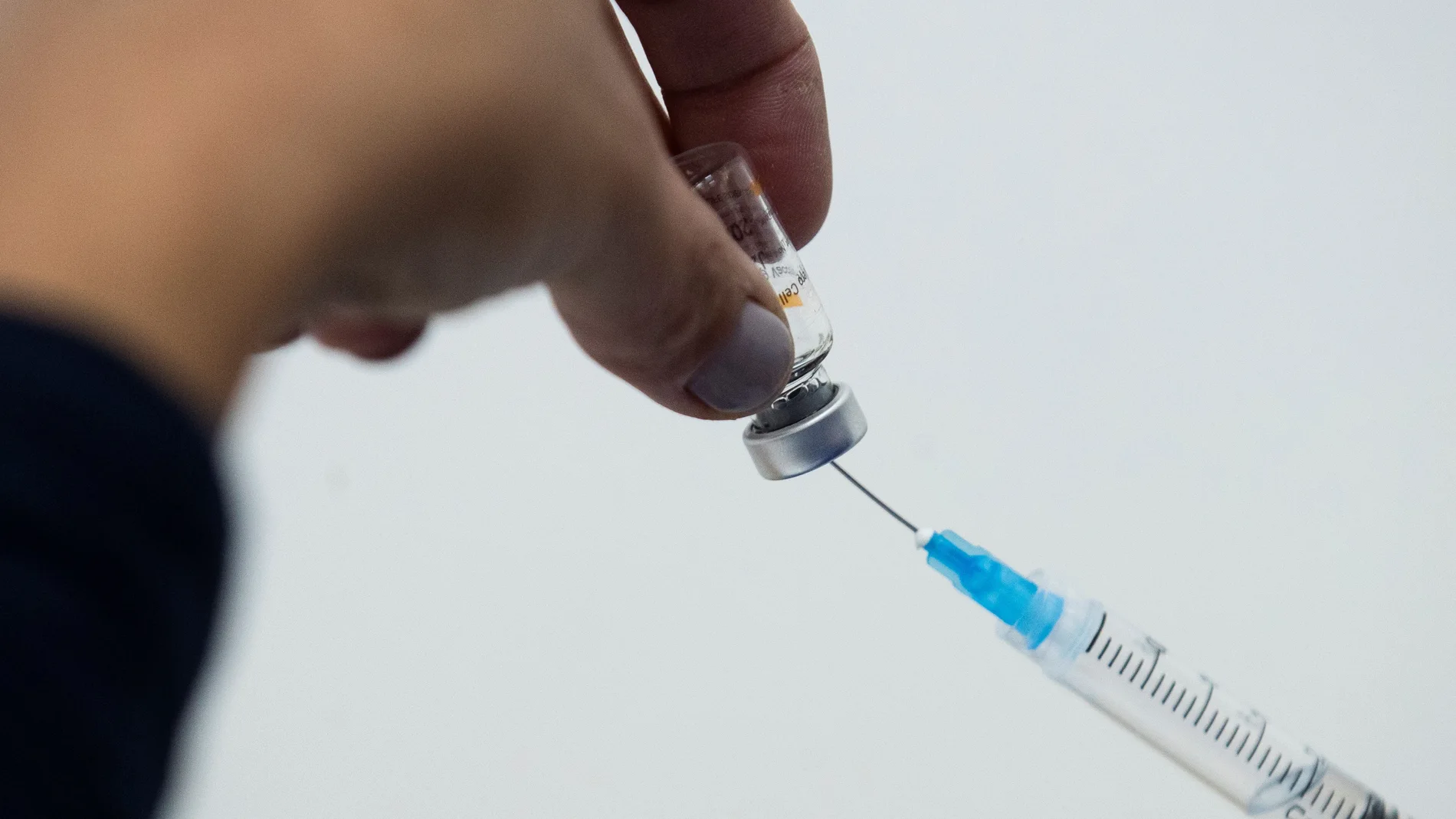 Una enfermera prepara una dosis de la vacuna china Sinovac contra la Covid-19