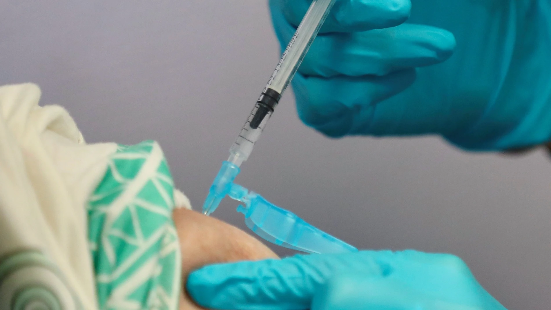Una mujer recibe una dosis de Una vacuna contra la Covid-19