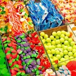Cajas con dulces en una tienda
