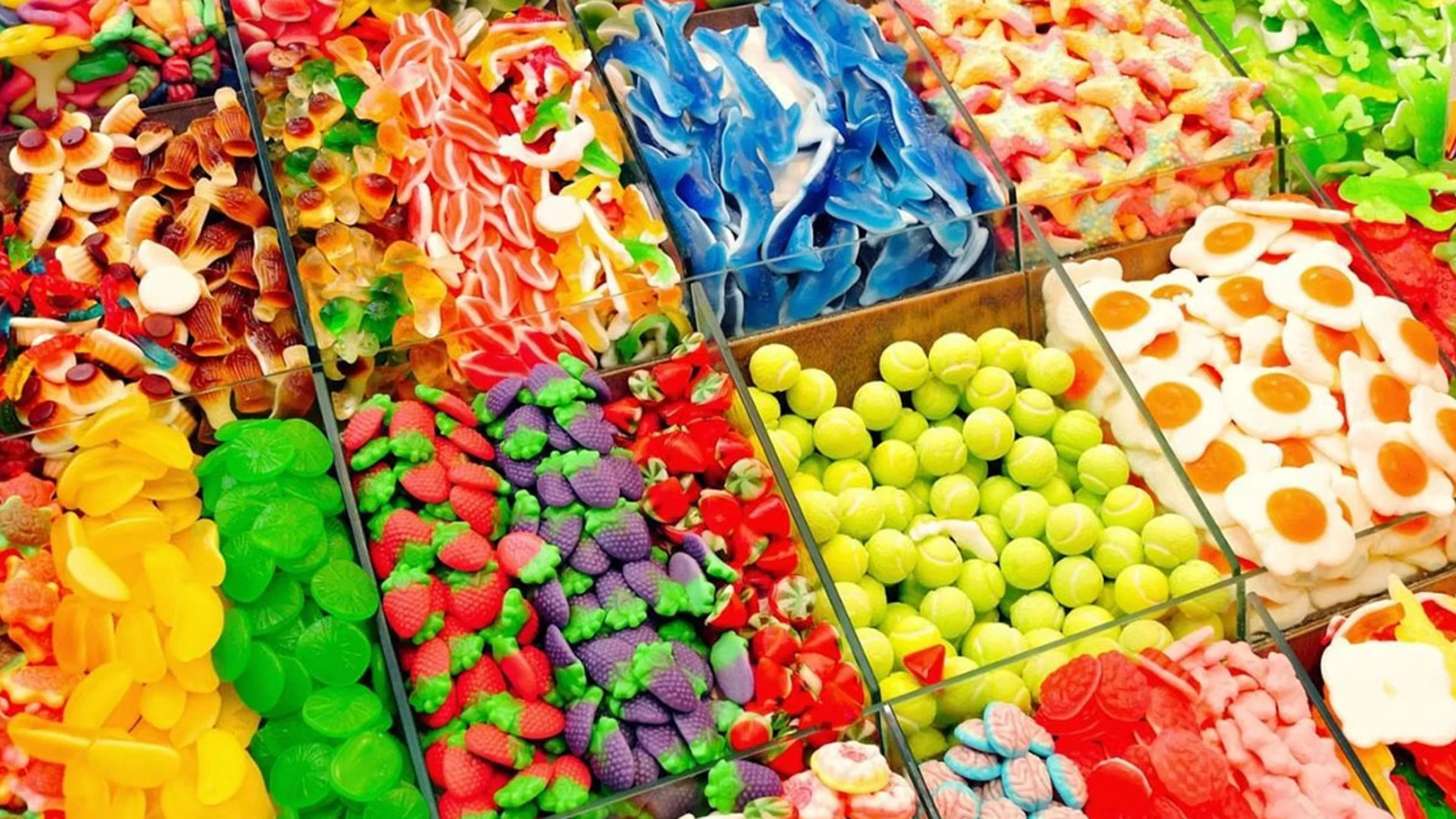 Cajas con dulces en una tienda