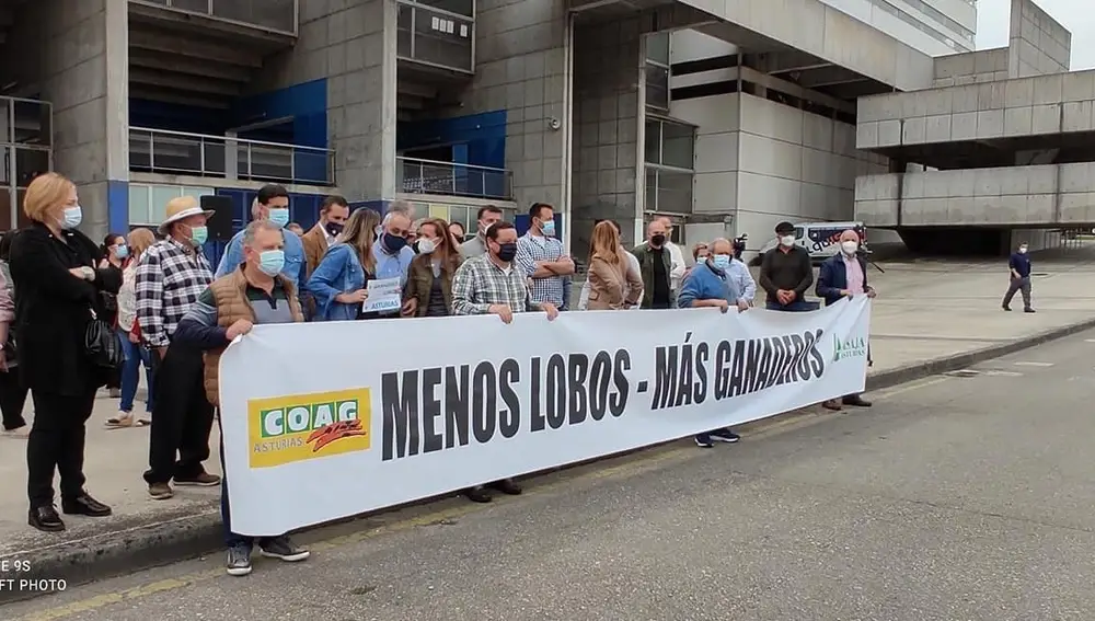 Manifestación de ganaderos contra la protección del lobo en Oviedo.COAG23/04/2021