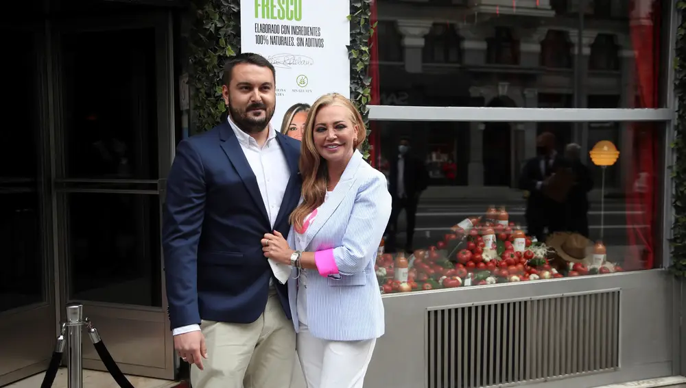 Belén Esteban (d) posa junto a su marido Miguel Marcos, este viernes, durante el lanzamiento de su propia marca de productos gastronómicos en el Museo Chicote de Madrid.