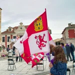 Una mujer ondea la bandera de Castilla y León en Villalar de los Comuneros