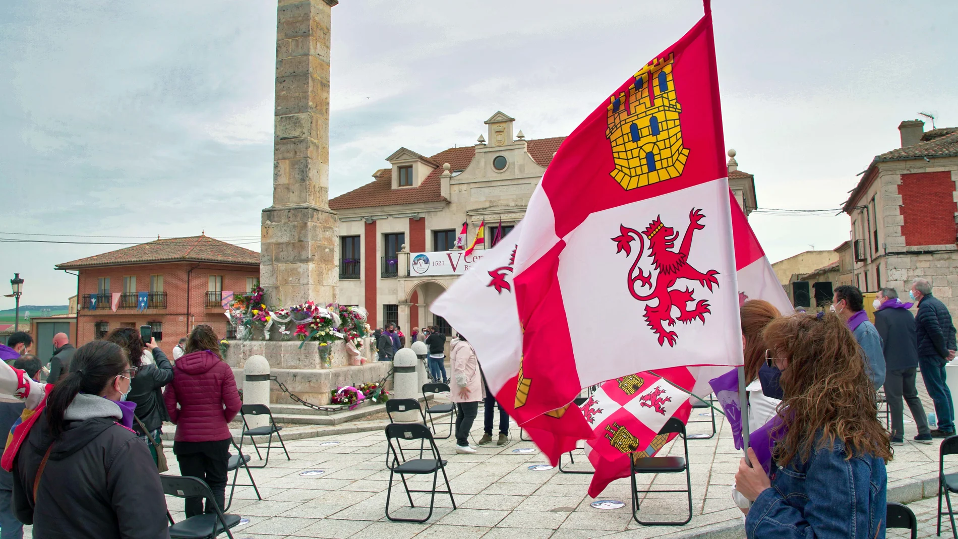 Una mujer ondea la bandera de Castilla y León en Villalar de los Comuneros