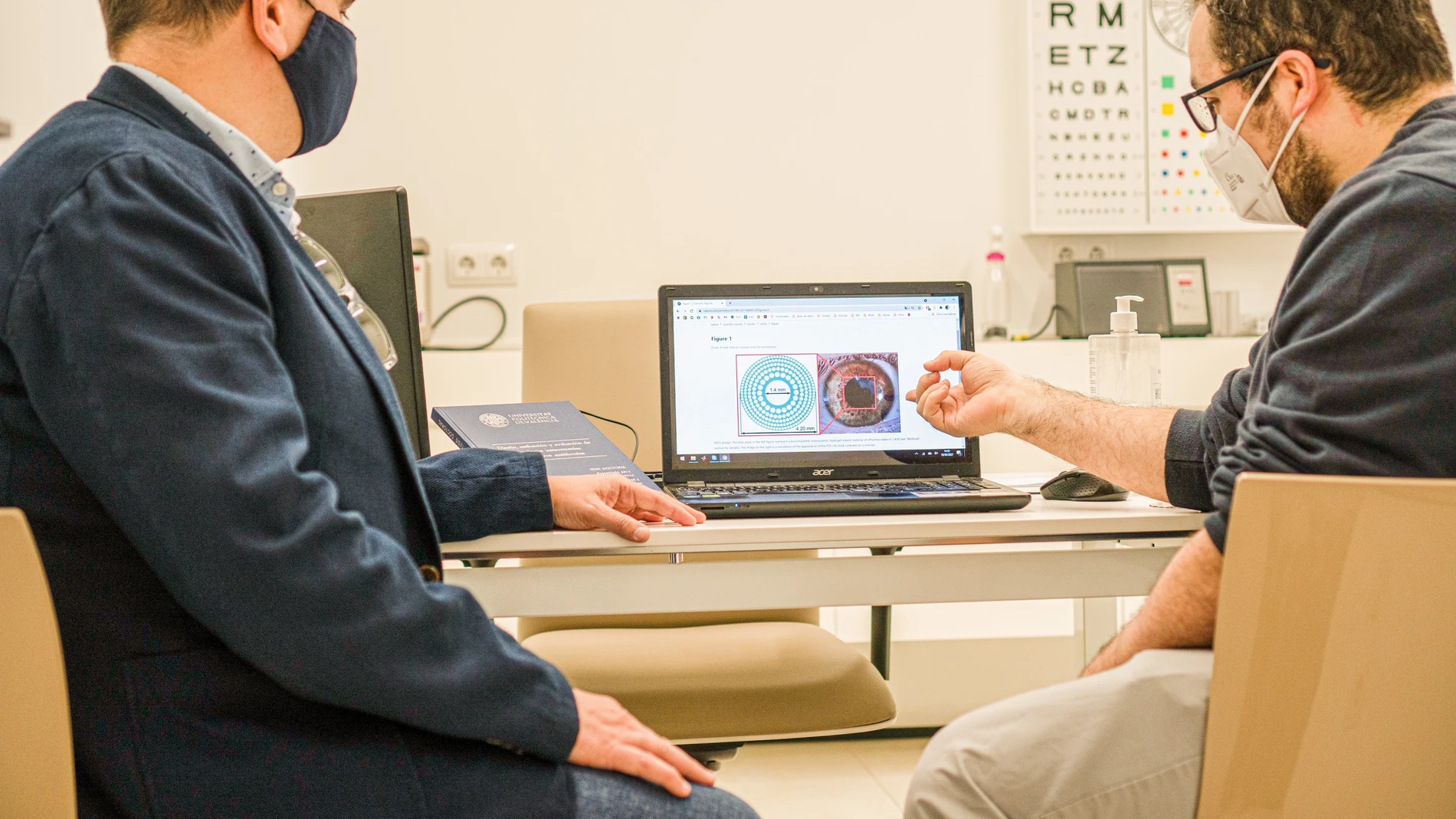 Investigadores de la UPV, la UV y la Fundación AIKEN diseñan el primer implante corneal trifocal para corregir la presbicia