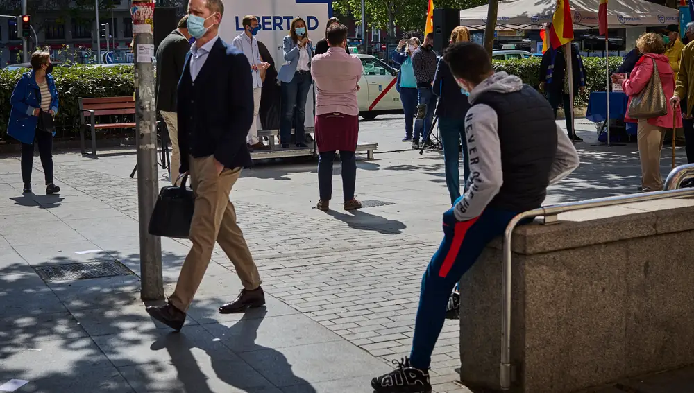 Carpas electorales del Partido Popular en la plaza de Manuel Becerra de Madrid durante los días de campaña electoral para las próximas elecciones autonómicas del 4 de mayo. Los «speaker corners» del PP son voluntarios que transmiten el mensaje del partido en pequeños mitines a pie de calle