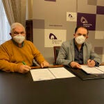 El presidente de la Diputación de Soria, Benito Serrano, firma uno de los convenios