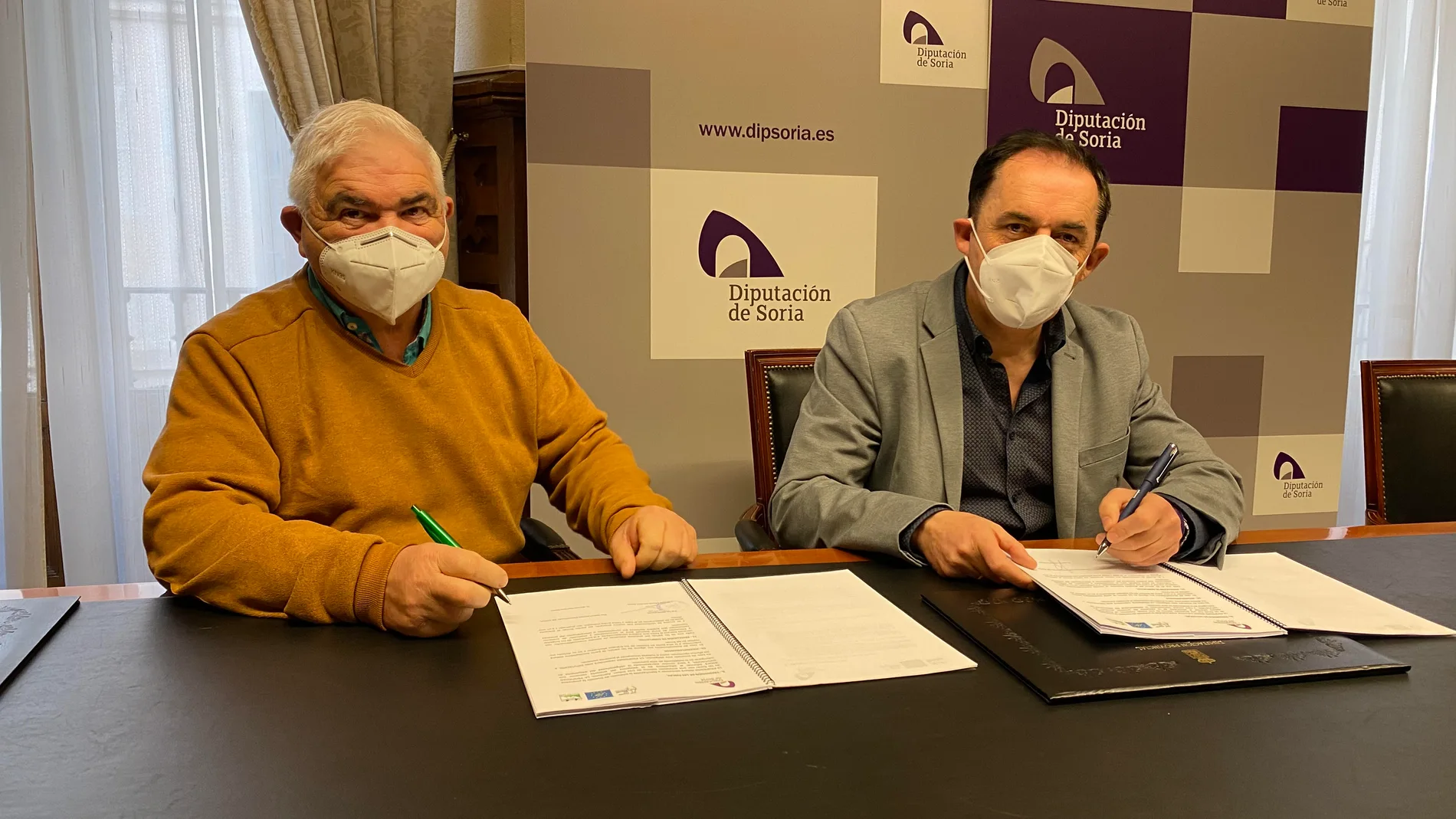 El presidente de la Diputación de Soria, Benito Serrano, firma uno de los convenios