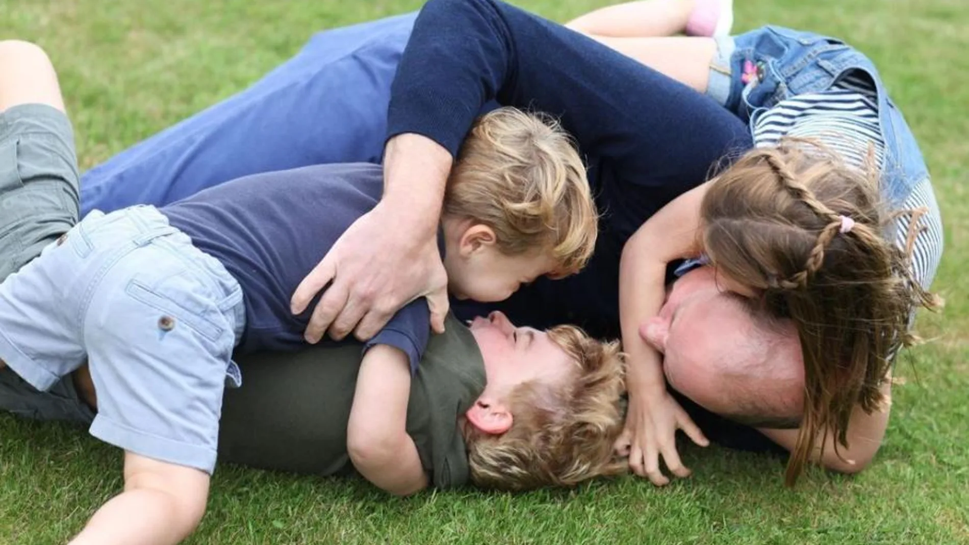 El duque de Cambridge, con sus hijos George, Charlotte y Louise