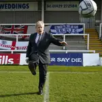 El primer ministro Boris Johnson da unos toques en el Hartlepool United Football Club