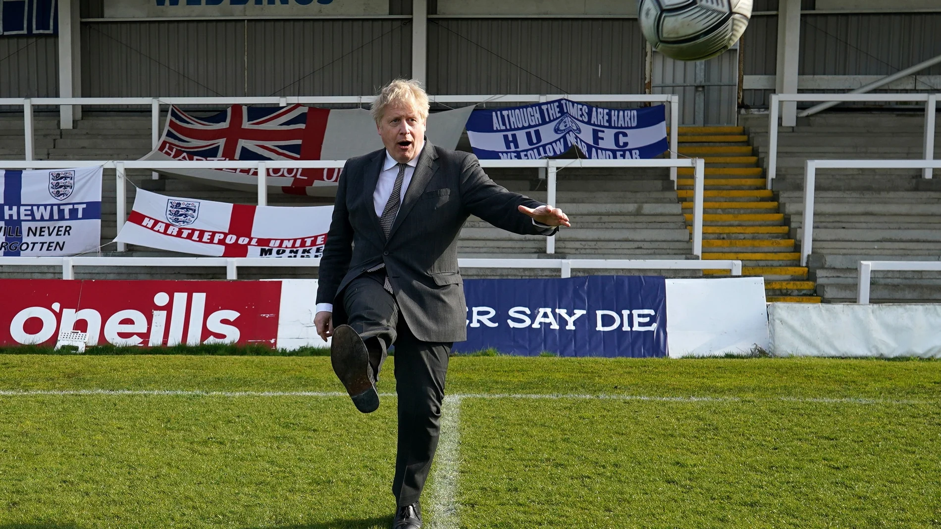El primer ministro Boris Johnson da unos toques en el Hartlepool United Football Club