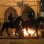 Policía a caballo israelí en Jerusalén durante los altercados