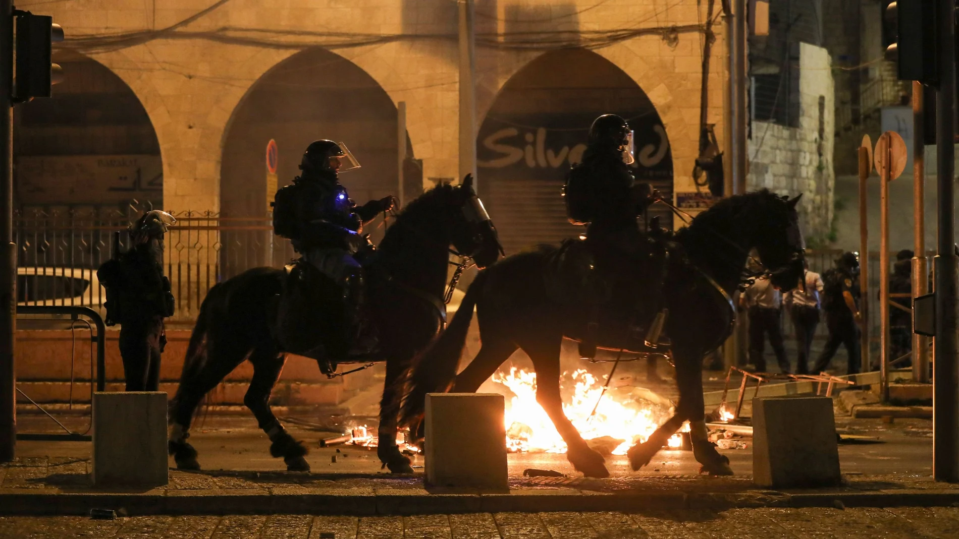 Policía a caballo israelí en Jerusalén durante los altercados