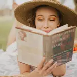 Mujer leyendo un día de picnic/ PINTEREST