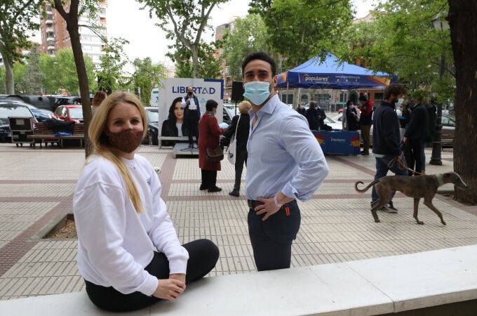 Sergio Brabezo y Elisa Vigil, en el speak córner del PP en la plaza de Mariano de Cavia