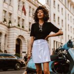 Influencer con minifalda efecto cuero en lila/ PINTEREST