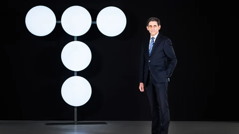 El presidente de Telefónica, José María Álvarez-Pallete, con el nuevo logo