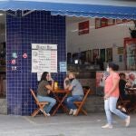 AME2321. SAO PAULO (BRASIL), 24/04/2021.- Fotografía de bares y restaurantes abiertos hoy, durante la reapertura en Sao Paulo (Brasil). Sao Paulo, el estado más azotado por la pandemia de la covid-19, reabrió este sábado sus bares y restaurantes, en medio de un leve descenso de la curva epidemiológica y una reducción de la presión hospitalaria en Brasil, tras varias semanas de récords diarios de muertes y casos de la enfermedad. EFE/ Fernando Bizerra