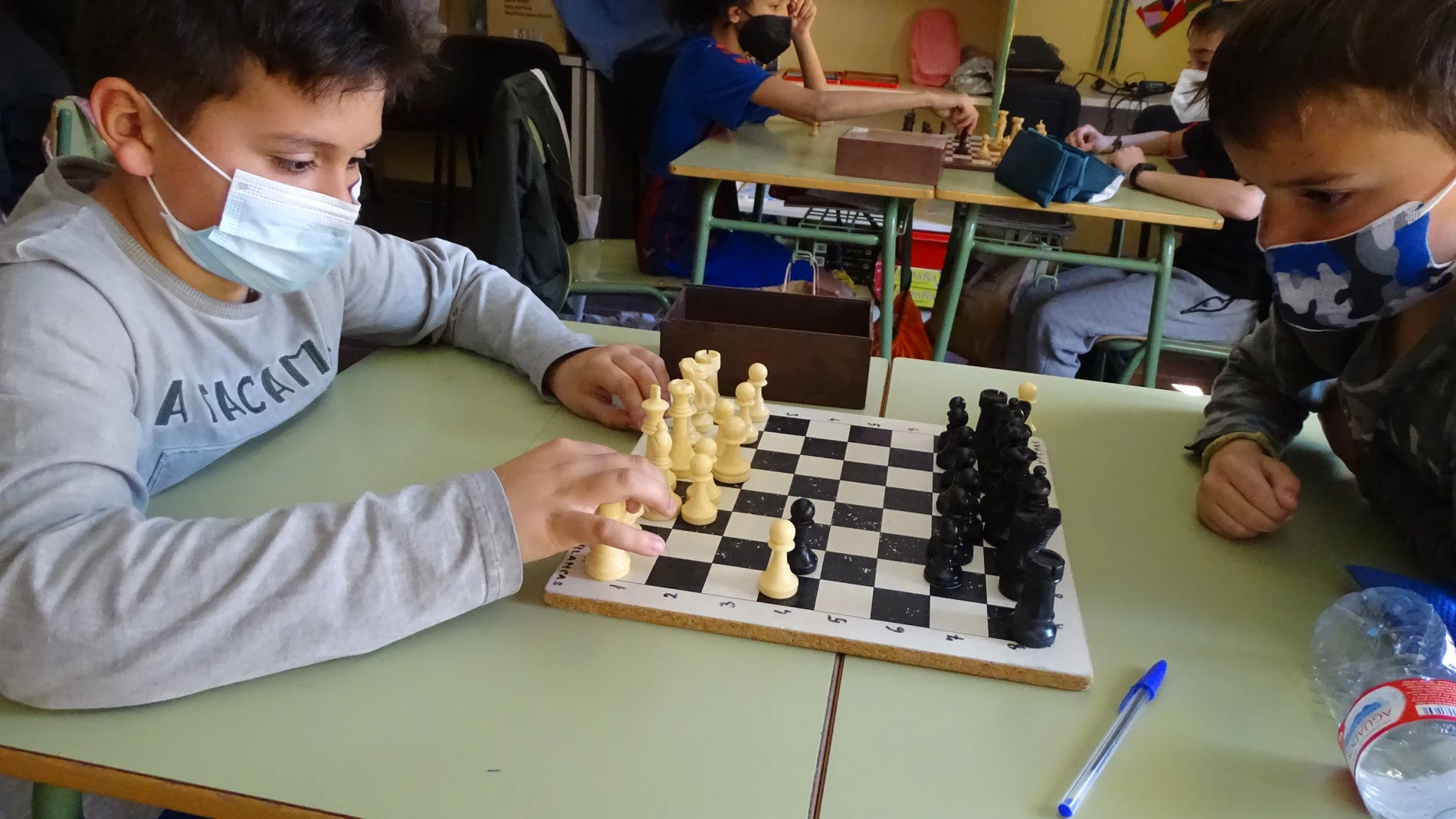 Alumnos del CEIP Fray Juan de la Cruz de Segovia juegan al ajedrez en los tableros, ordenadores y pizarras digitales