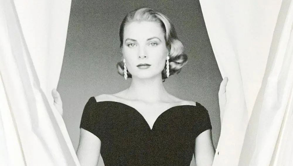 Grace Kelly, icono de estilo, con un vestido negro de cóctel de la firma Dior