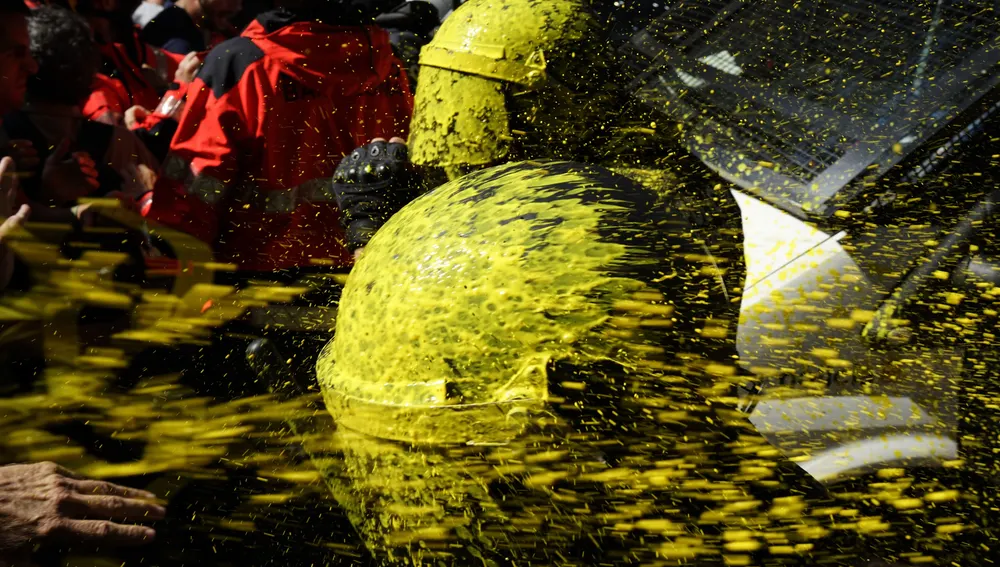 Independentistas arrojan pintura amarilla a la policía durante el aniversario del 1 de octubre