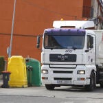Un camión de basura recoge residuos en la Comunidad