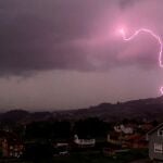 GRAF1667. PONTEVEDRA, 24/04/2021.- Vista de un rayo durante una tormenta eléctrica, este sábado en Pontevedra.-EFE/Sxenick