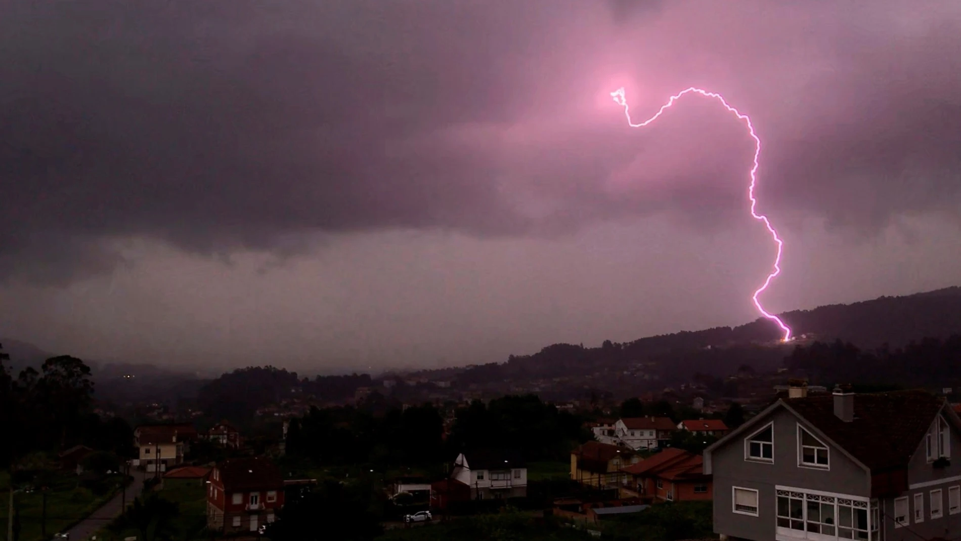 GRAF1667. PONTEVEDRA, 24/04/2021.- Vista de un rayo durante una tormenta eléctrica, este sábado en Pontevedra.-EFE/Sxenick