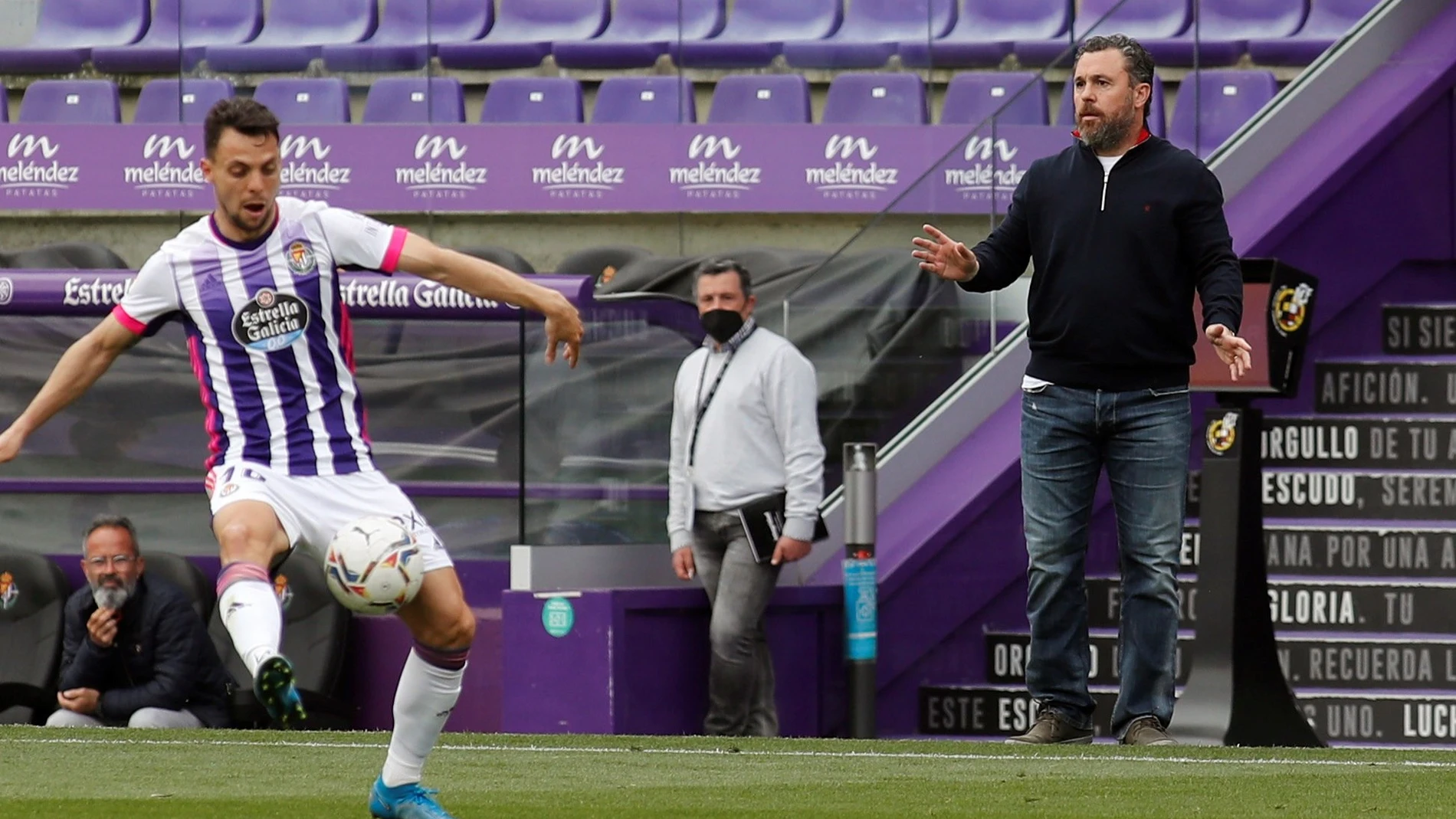 El entrenador del Valladolid Sergio González, que nuevamente hizo mal los cambios junto a Óscar Plano, el autor del tanto local