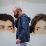 24/04/2021.Un hombre camina con su mascarilla mientras habla por teléfono en una céntrica calle de Gijón