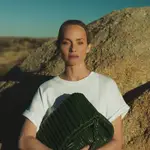 Amber Valetta con bolso de Karl Lagerfeld