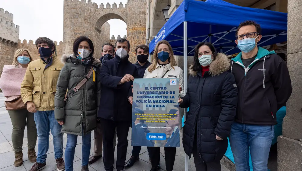 Con motivo del 40 aniversario de la designación de la ciudad de Ávila como sede de la Escuela Nacional de Policía (ENP), el Partido Popular invita a los abulenses a apoyar con su firma que esta sea también la sede única del Centro Universitario de estudios policiales proyectado por el Gobierno. A la mesa informativa asistieron cargos públicos y orgánicos del Partido, como la diputada nacional Alicia García
