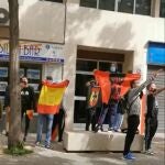 Un grupo de personas insulta a Gabriel Rufián a su llegada a Denia