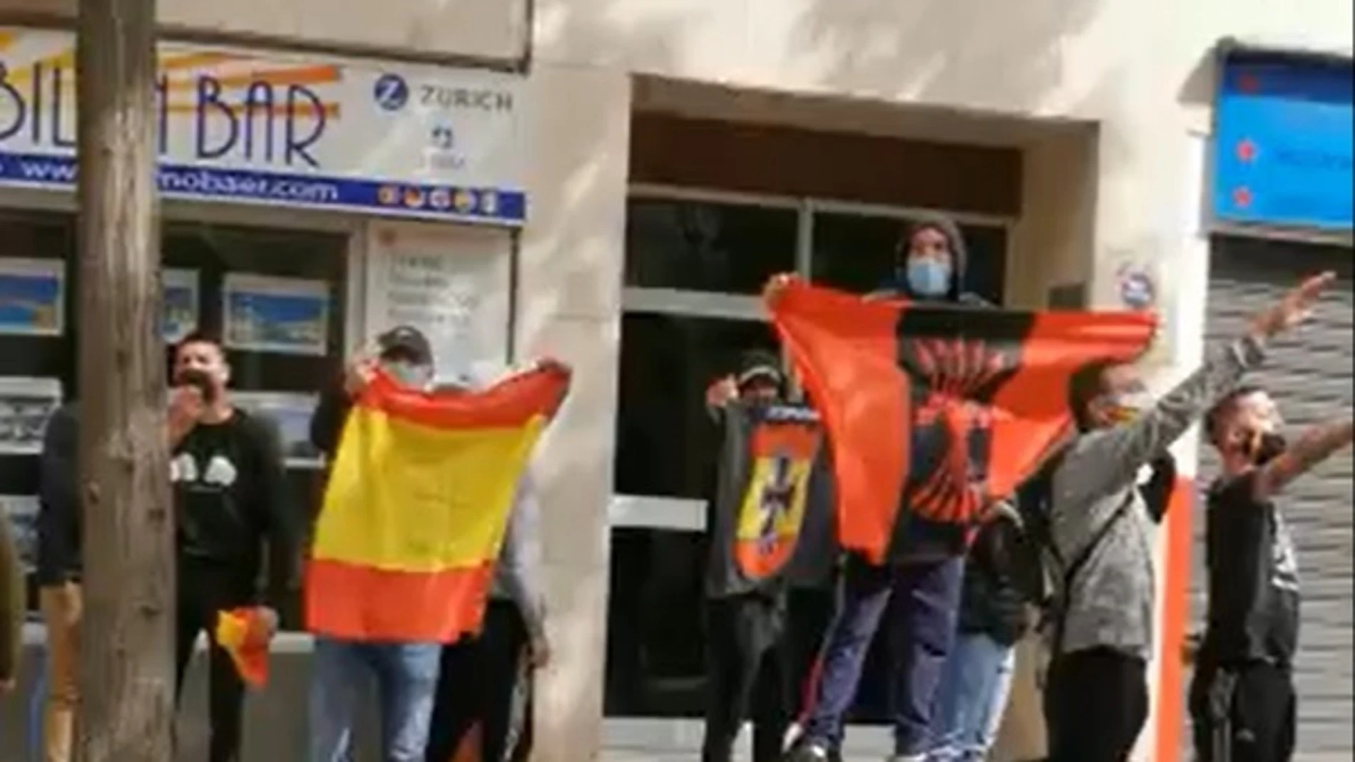 Un grupo de personas insulta a Gabriel Rufián a su llegada a Denia