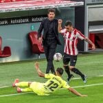 Berenguer y Lodi pugnan por un balón delante de Simeone