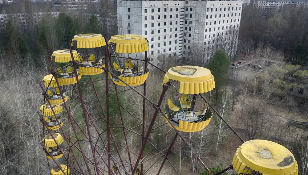 Un carrusel abandonado en el parque se ve en la ciudad fantasma de Pripyat cerca de la planta nuclear de Chernobyl, Ucrania, el jueves 15 de abril de 2021