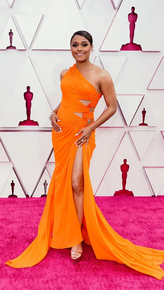 Ariana DeBose en la alfombra roja Premios Oscar 2021.