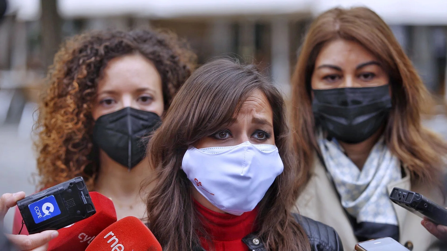 De izquierda a derecha, la procuradora, Marta Sanz, la coordinadora autonómica de Cs Castilla y León, Gemma Villarroel; y la diputada, Noemí Otero, durante su encuentro en Segovia