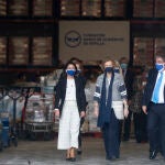 La Reina Sofía (c); junto a la presidenta del Parlamento de Andalucía, Marta Bosquets (i), y el presidente de la fundación, Agustín Vidal-Aragón (d), durante una visita a la Fundación Banco de Alimentos de Sevilla en abril