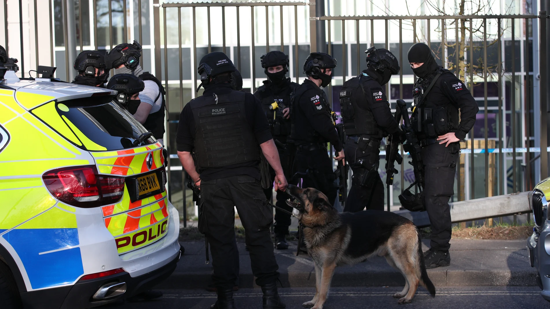 La Policía británica frente la instituto de Crawley tras producirse el tiroteo