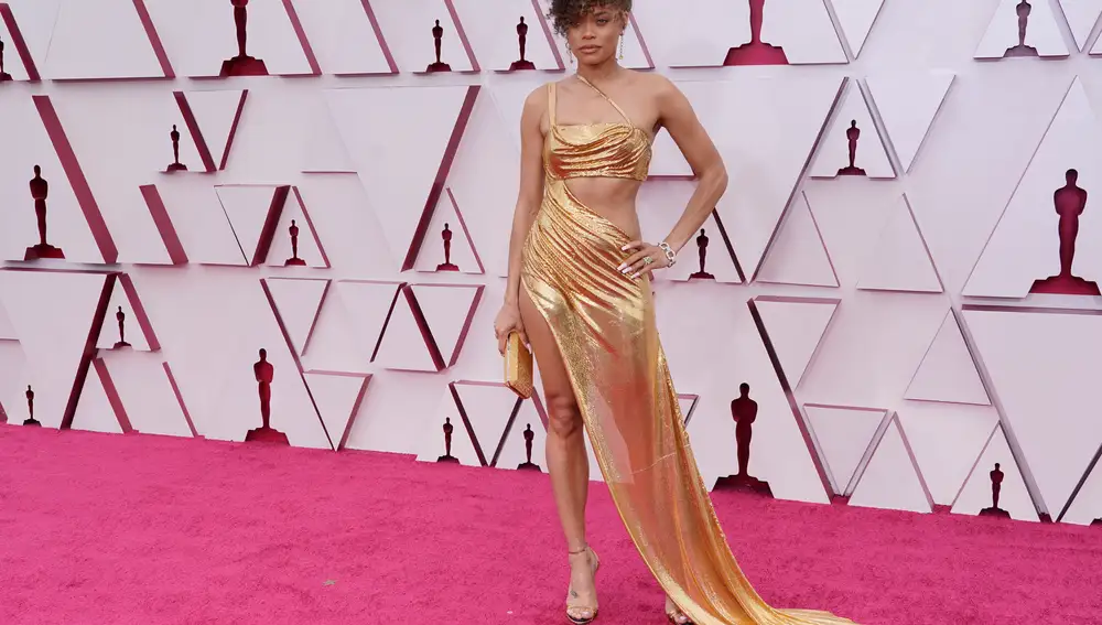 Andra Day en la alfombra roja de los Premios Oscar 2021.