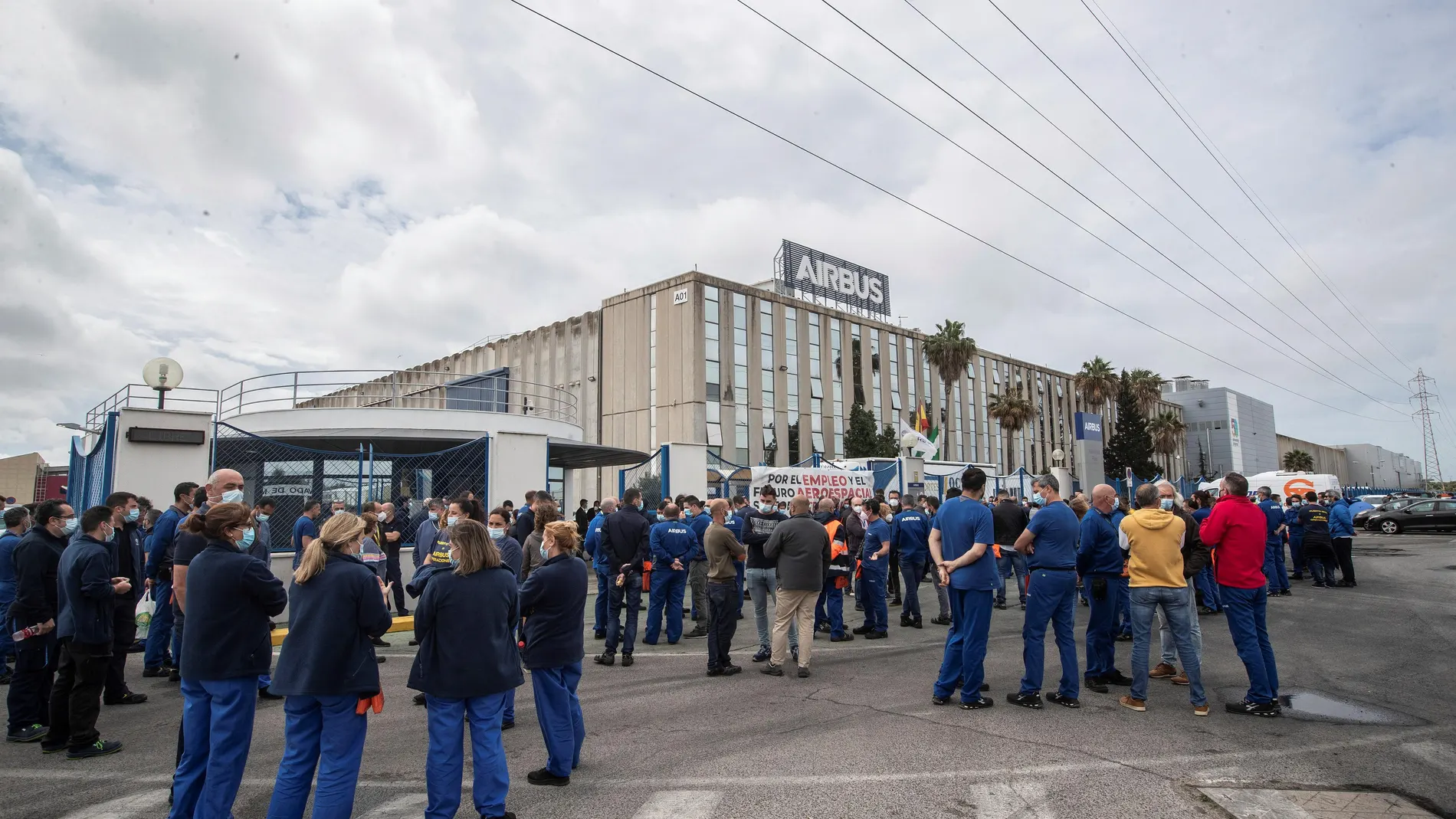 Trabajadores de Airbus en Puerto Real durante la concentración realizada este lunes a las puertas de la factoría