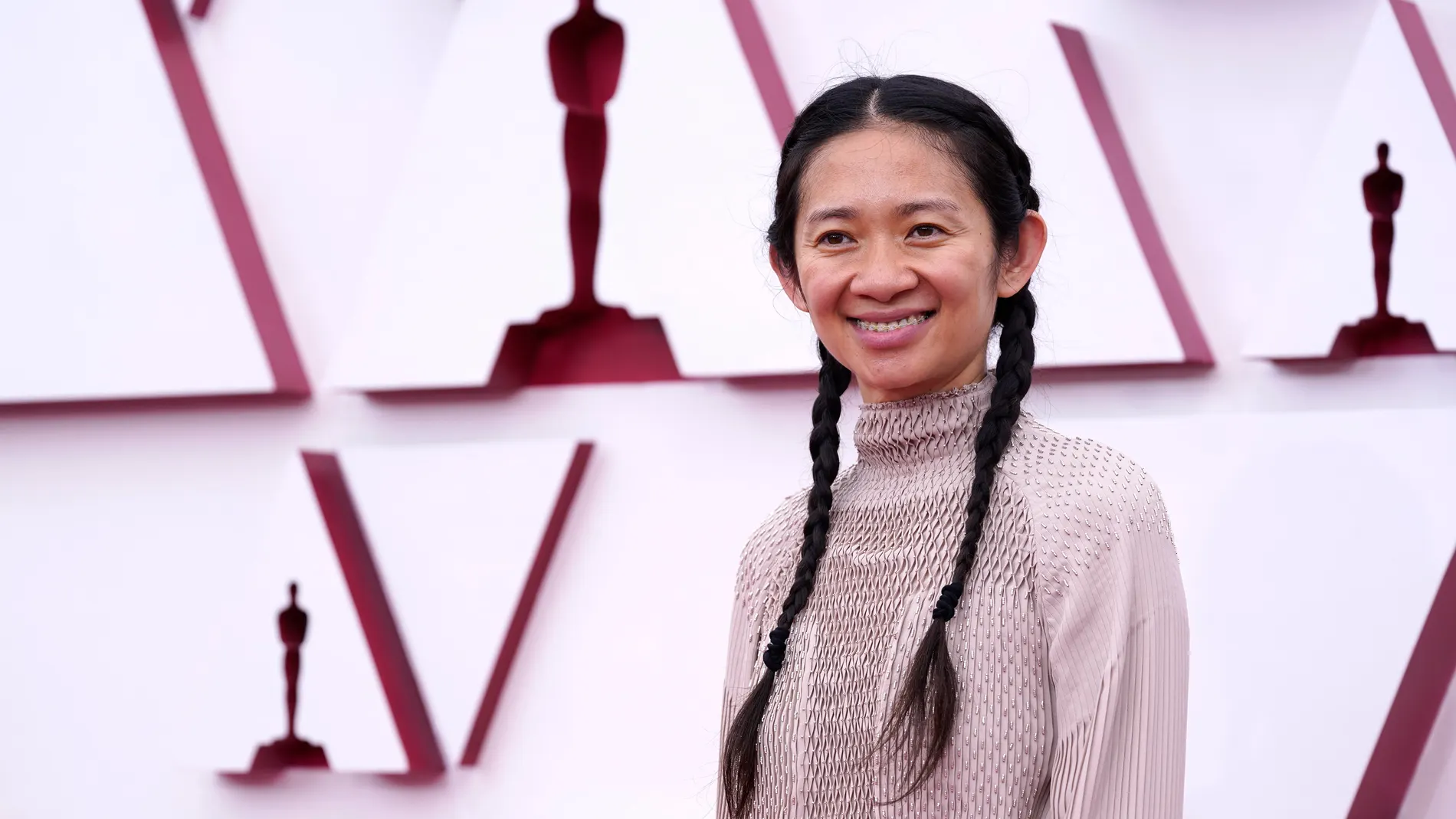 Chloe Zhao, ganadora del Oscar a la Mejor Dirección por "Nomadland", una de las triunfadoras de la noche. EFE/EPA/Chris Pizzello