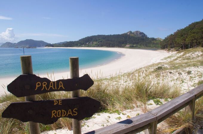 Vista general de la playa de Rodas del parque nacional de las islas Cíes en Vigo, Galicia.