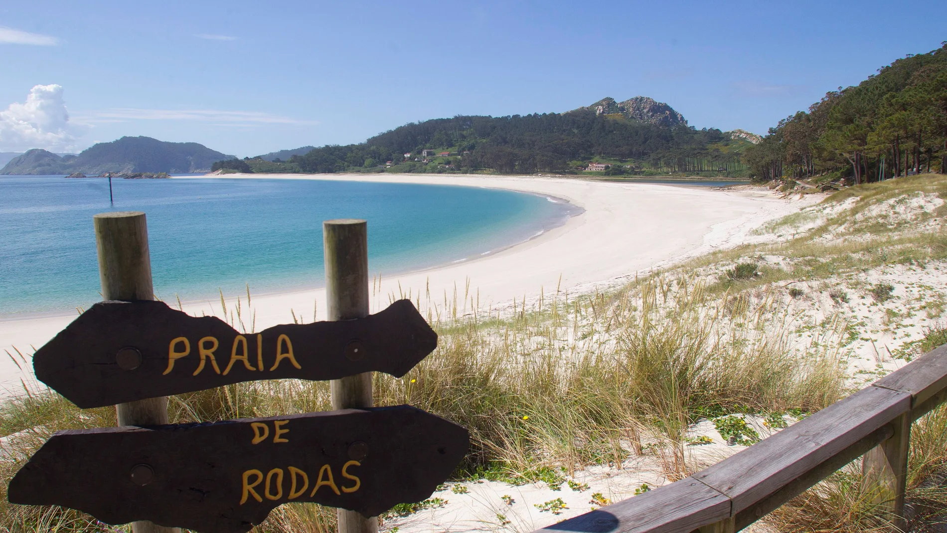 Vista general de la playa de Rodas del parque nacional de las islas Cíes en Vigo, Galicia.