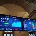 Una pantalla muestra la evolución del índice Ibex35 este lunes en la Bolsa de Madrid