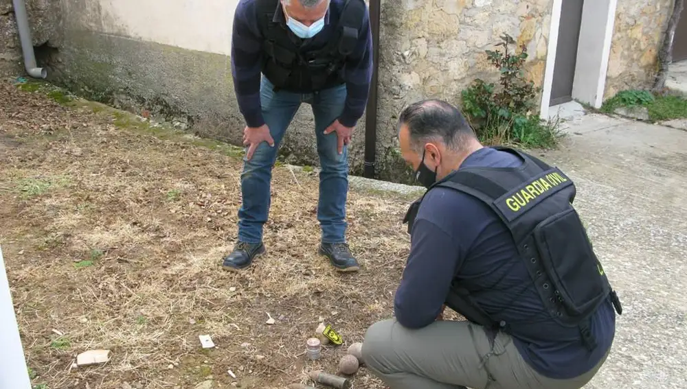 Efectivos de la Guardia Civil con los explosivos hallados en Soria