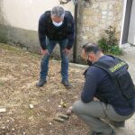 Efectivos de la Guardia Civil con los explosivos hallados en Soria