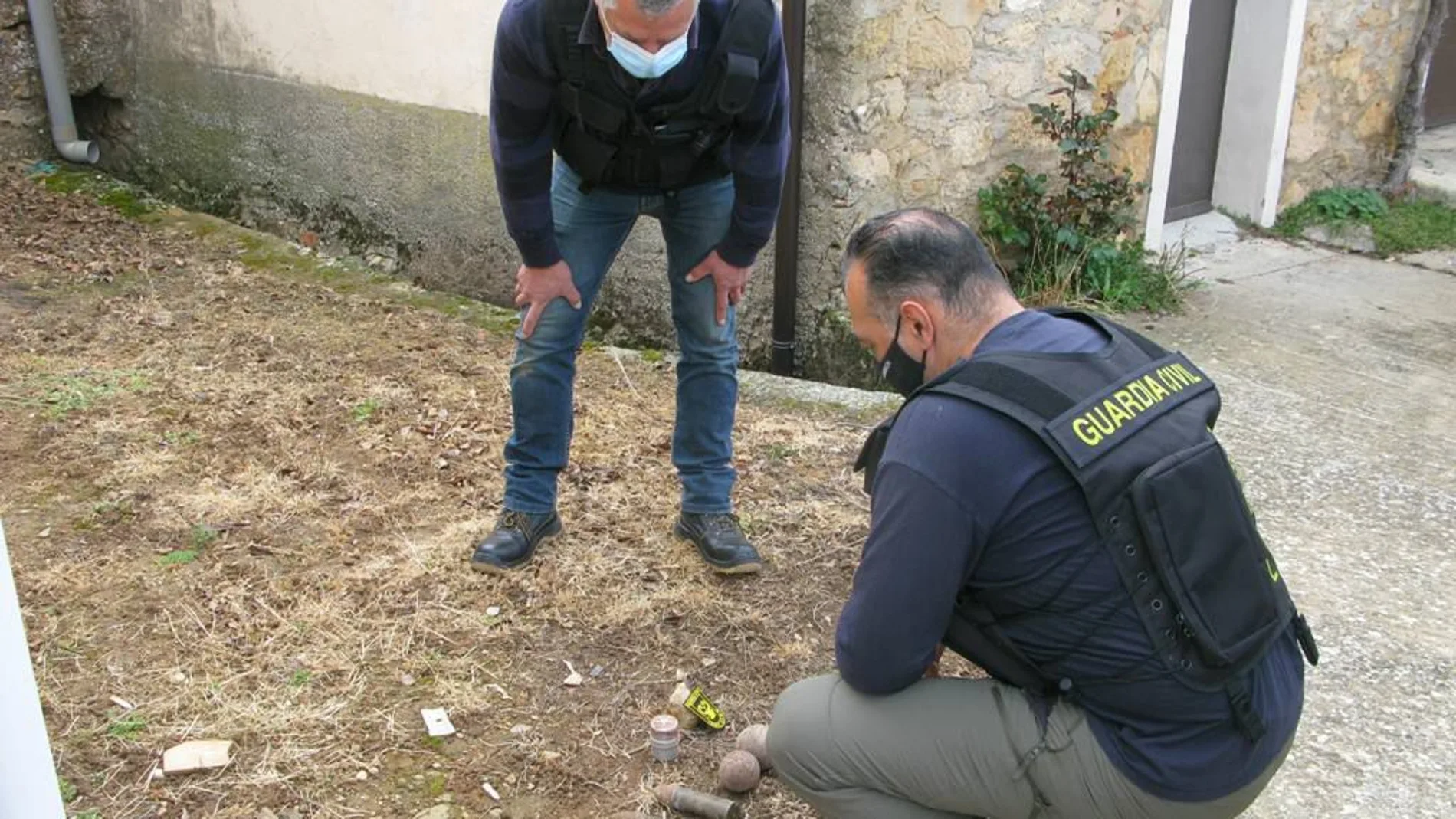 Efectivos de la Guardia Civil con los explosivos hallados en Soria