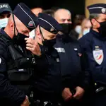 Policías frente a una comisaría de Montpellier durante un homenaje a la agente asesinada a puñaladas el pasado 23 de abril cerca de París
